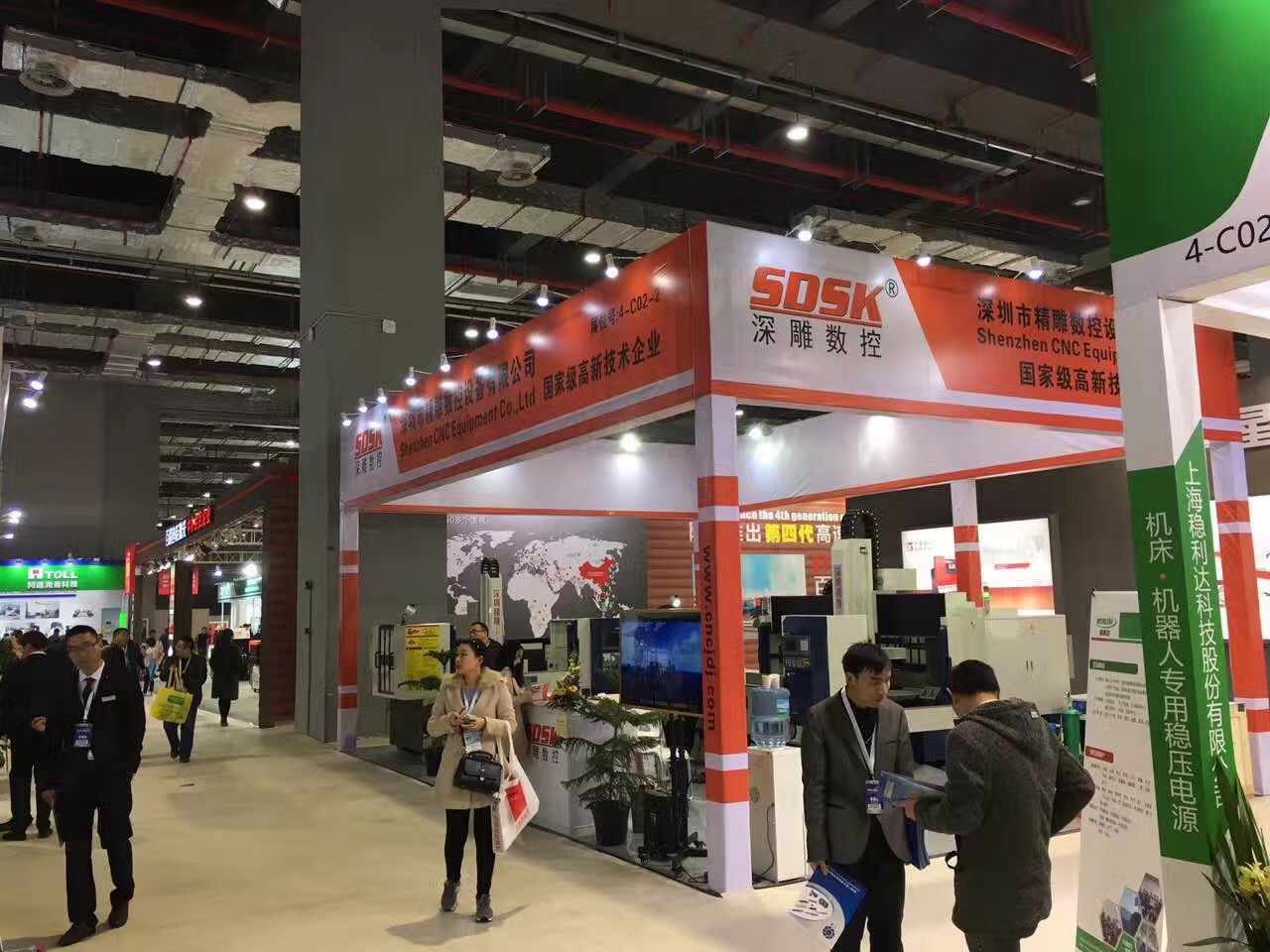 深圳精雕參加上海國際機(jī)床展會(huì)取得圓滿成功。展會(huì)上，公司主營機(jī)器，玻璃精雕機(jī)，大型精雕機(jī)，從外觀尺寸來講得到許多客戶的贊譽(yù)和認(rèn)可。